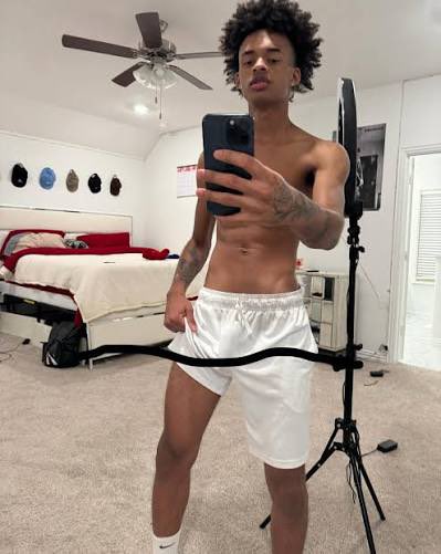 imapextay02's tweet photo. What are you doing if I walk around the house like this? 😏 https://t.co/DKjDOVywIV
