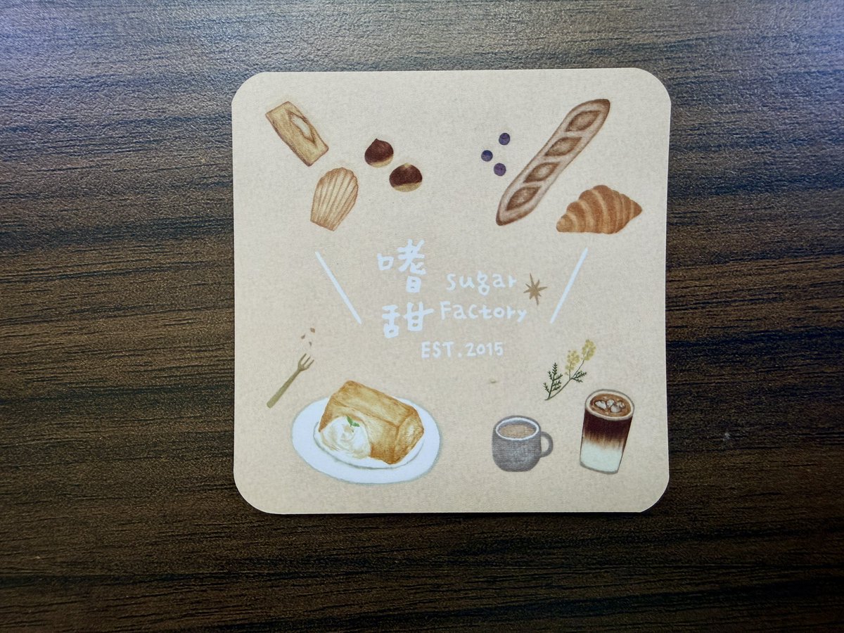 shirleyi6s's tweet photo. 很開心我還有人記得，謝謝大家的祝福，讓身為宅女雪莉訊息也會有噹噹噹的一天⋯

淡水嗜甜的蛋糕很不錯，沒吃過一顆的，這次就試試～
訂紐約起士(訂起士是因為不需要急著吃完，可以冷凍慢慢吃)，表面的奶油、檸檬碎和綠葡萄是free(僅限自取)，讓開箱的那一刻很開心.有賺到的感覺
#嗜甜 #淡水蛋糕店 https://t.co/WLE5ZrBypx