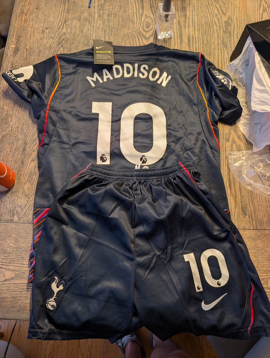 Napoleon8285's tweet photo. @Billie_T The new away kit slaps. Thanks dh gate https://t.co/8R0OgZ5oEH