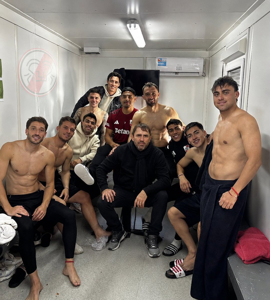 millopv's tweet photo. 👋EL CHACHO CON LOS HEROES DE CANTILO

🚩DI CARLO mando a Eduardo Coudet al CONTAINER DE CANTILO. Se rumora que es para llamar jugadores o limpiar al Director Técnico. 

⚠ La ERA DE COUDET esta PELIGRANDO!!! https://t.co/2euJw3TjAi