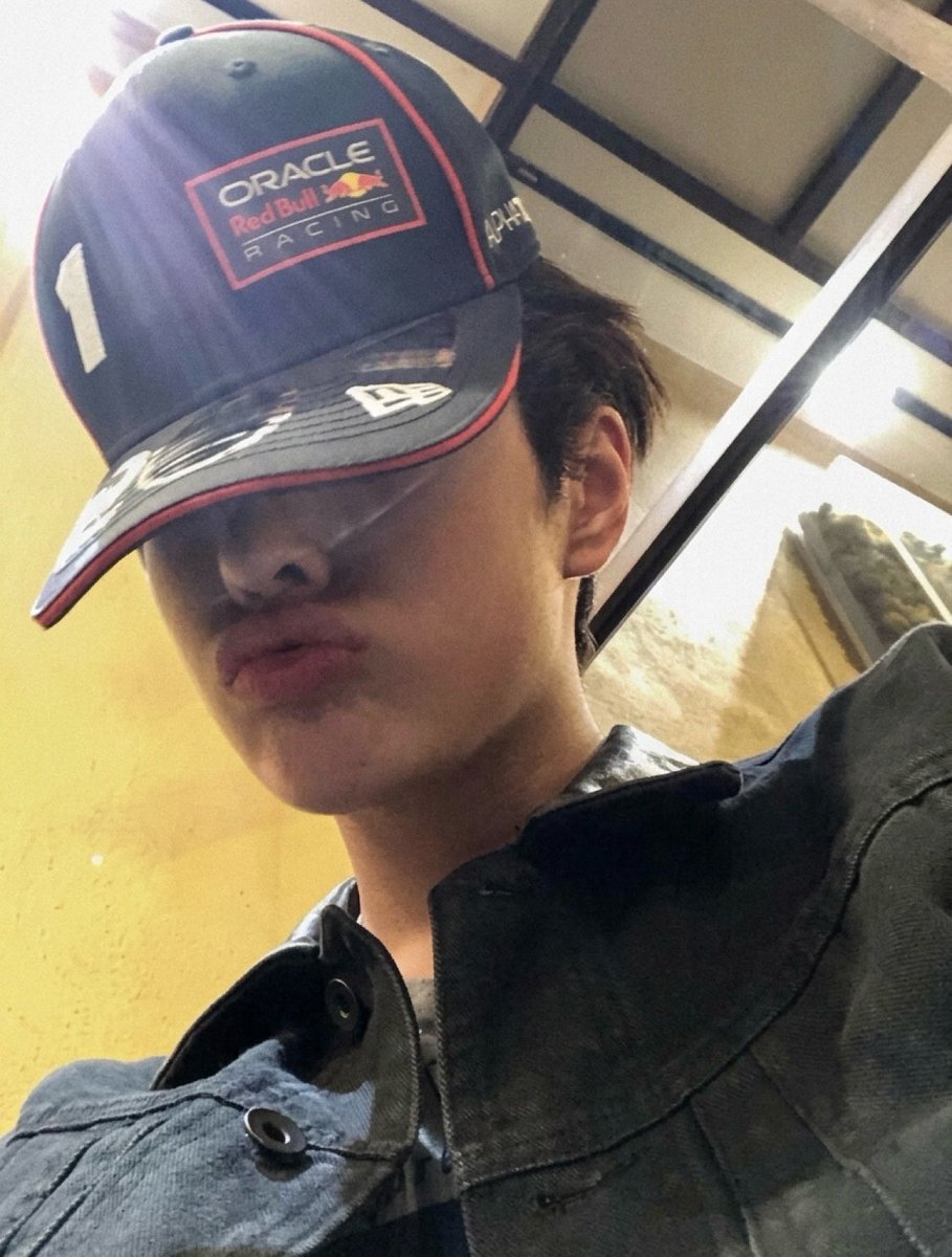tetecoidezinha's tweet photo. keonho in a cap >>>>> https://t.co/fCYUJVNgGO
