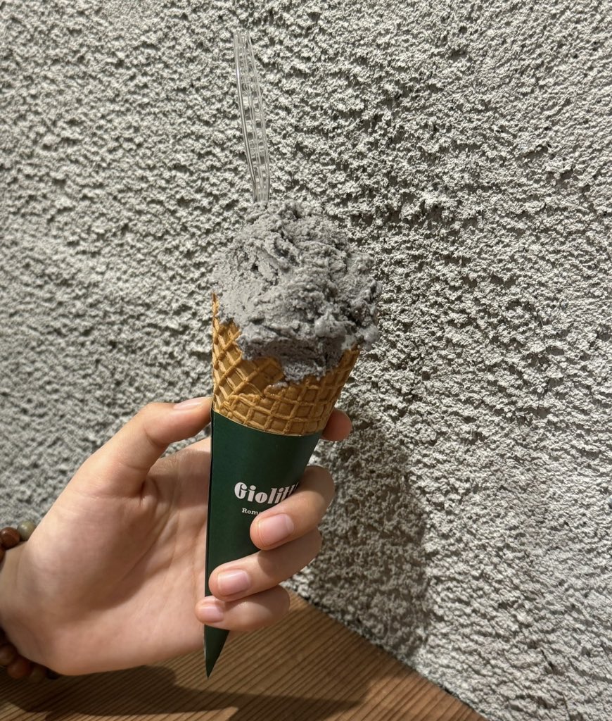 YoungerDryasX's tweet photo. 前によく通っていたジェラート屋さん
ごま味の色が店の壁とそっくりで、まるで壁を削ってそのままアイスにしたみたい https://t.co/0PzjA2BzgF