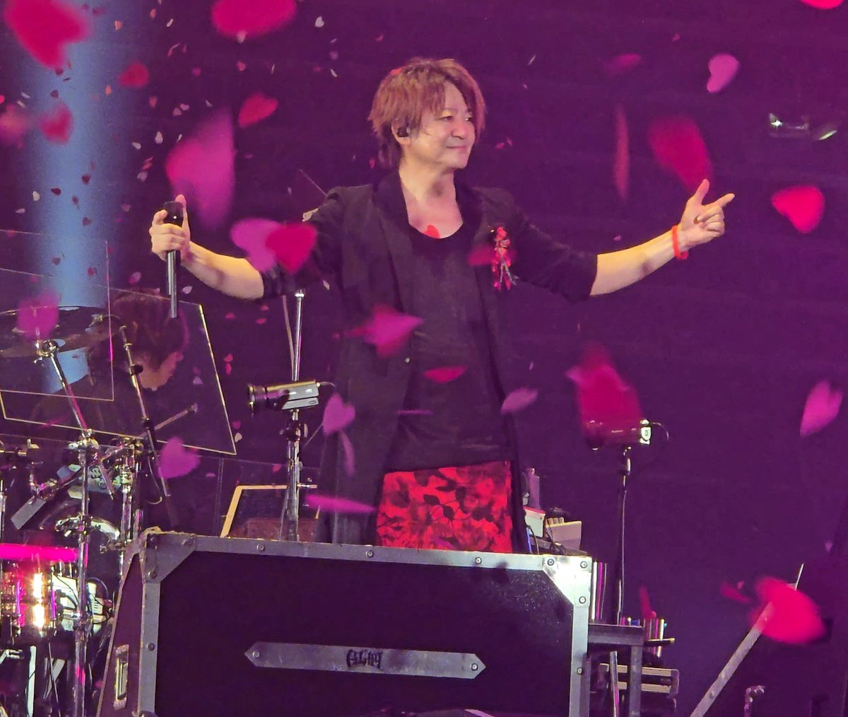 ZUMA_G_Xh's tweet photo. 【 #GLAY 幕張DAY①】
動画からスクショしたお写真📸
#TERU 王子✨❤がお似合い😍😍😍
#HISASHI ふんわり笑顔☺️
#JIRO おコーラス中🎤✨
#TAKURO ソロショットなくてごめんなさい🙏でも凄く笑顔😁✨ https://t.co/8sa6hWALx1