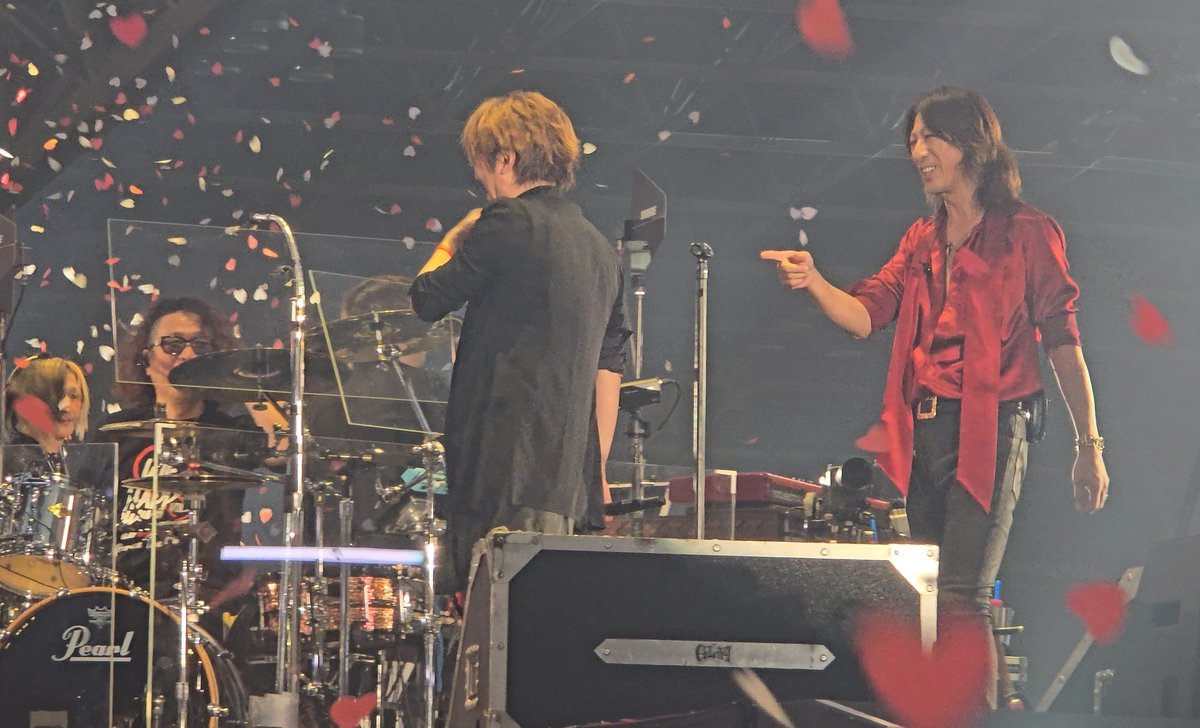 ZUMA_G_Xh's tweet photo. 【 #GLAY 幕張DAY①】
動画からスクショしたお写真📸
#TERU 王子✨❤がお似合い😍😍😍
#HISASHI ふんわり笑顔☺️
#JIRO おコーラス中🎤✨
#TAKURO ソロショットなくてごめんなさい🙏でも凄く笑顔😁✨ https://t.co/8sa6hWALx1