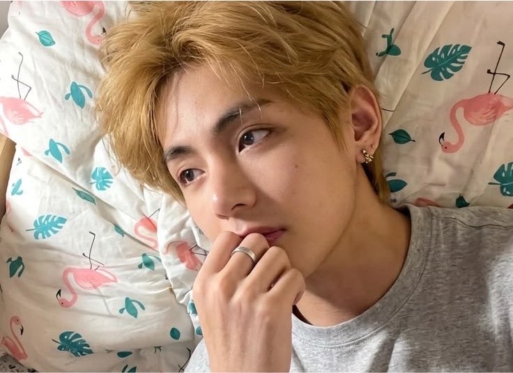 taearomatica's tweet photo. #taekookau mini – come over

donde th debe buscar la manera de complacer a jk después de que este se enojara al perder contra él en un torneo de videojuegos.

o donde jk siente que su novio no le presta la suficiente atención y decide desquitarse persiguiéndolo en las partidas. https://t.co/jqhVh5VP7L
