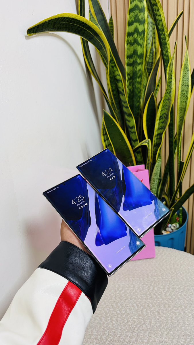 PhoneExpressKe's tweet photo. WEEKEND GREATNESS🕺🏼💃

Samsung Galaxy Note 20 Ultra 5G
Color Code:Burgundy🐙Phantom Silver💍
Condition:Mint Pristine💧
12GB Ram|128GB Storage 
Neat🫧
Ex-USA🇺🇸
📑6 Months Warranty 
📶Dual Sim (+E-Sim)
📺Dynamic AMOLED,2X,120Hz
6.9 inch 
⚙️Snapdragon 865 5G+
🖊️S-Pen stylus 
🔋4500mAh
🏷️Free 45 Watts Super Fast Charger + Cable
🏷️Free Premium Clear Case
🏷️Free Ceramic OG Screen Guard
Delivery Countrywide 📦🚚
40,000ksh
Happy Shopping 🛍️ 🛒