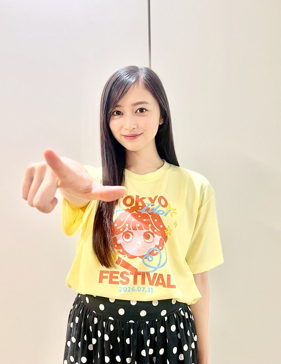 IOhisama's tweet photo. Sebagai chairwoman event Idol tahunan bergengsi dia bisa aja tampil modis tapi Nagi memilih kaos kuning panitia, rok polkadot, make up tipis rasanya kayak bisa dijangkau aja gitu ☺ https://t.co/brpROzGdxA