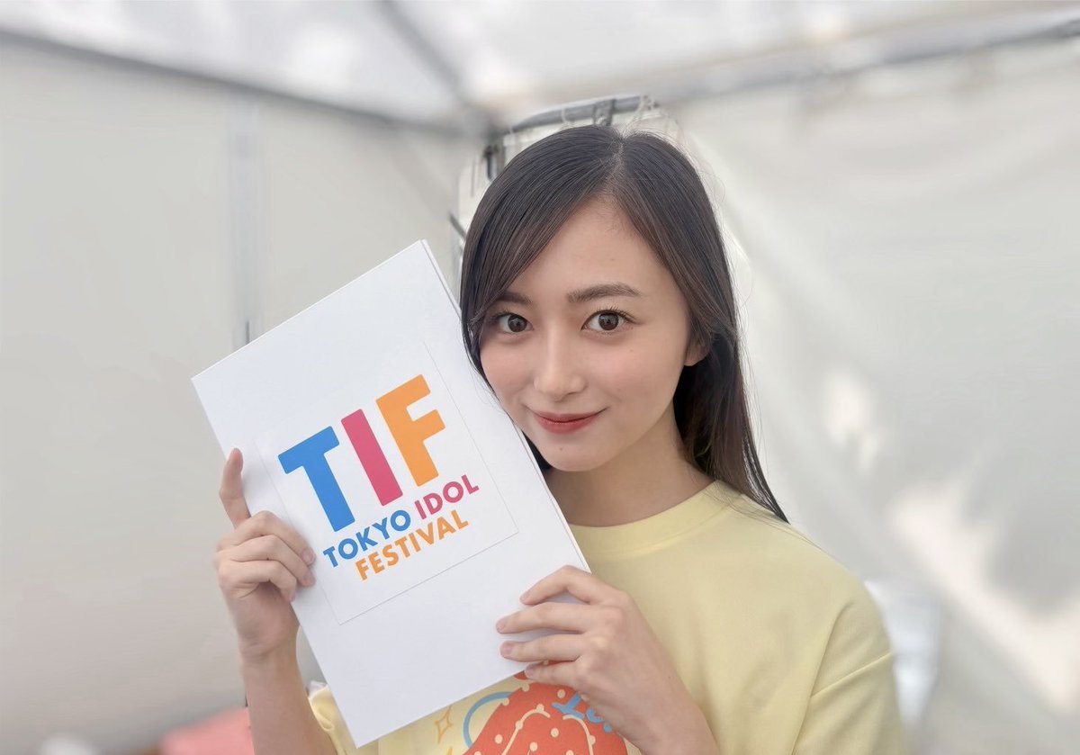 IOhisama's tweet photo. Sebagai chairwoman event Idol tahunan bergengsi dia bisa aja tampil modis tapi Nagi memilih kaos kuning panitia, rok polkadot, make up tipis rasanya kayak bisa dijangkau aja gitu ☺ https://t.co/brpROzGdxA
