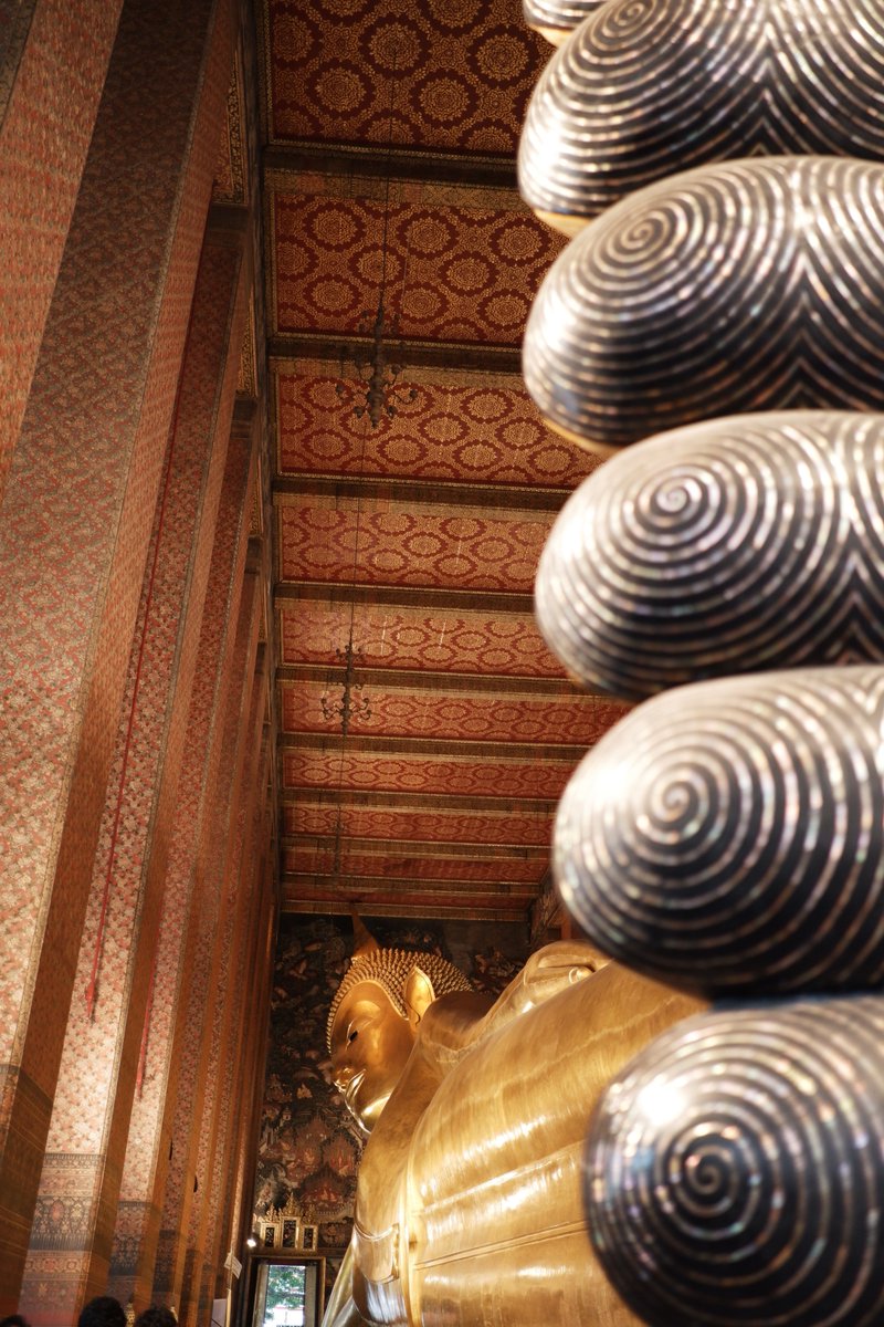 BallPhoto_1534's tweet photo. "Mesmerized by the immense gold details of the Reclining Buddha at Wat Pho. 🤩 This iconic temple complex is an absolute essential for any visit to Bangkok. Get your camera ready! 🇹🇭📸
#Thailand #Bangkok #Watpho #バンコク #ワットポ #タイ https://t.co/P7oVHn4VOd