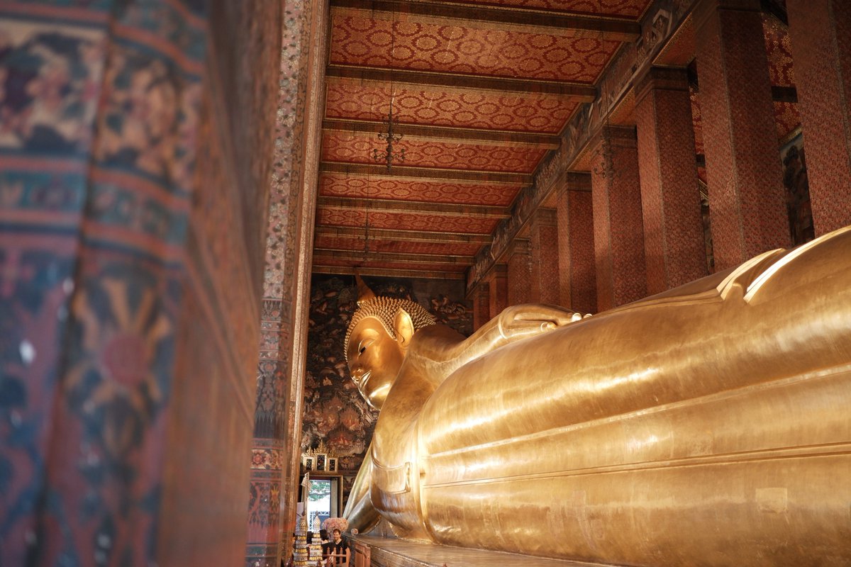 BallPhoto_1534's tweet photo. "Mesmerized by the immense gold details of the Reclining Buddha at Wat Pho. 🤩 This iconic temple complex is an absolute essential for any visit to Bangkok. Get your camera ready! 🇹🇭📸
#Thailand #Bangkok #Watpho #バンコク #ワットポ #タイ https://t.co/P7oVHn4VOd