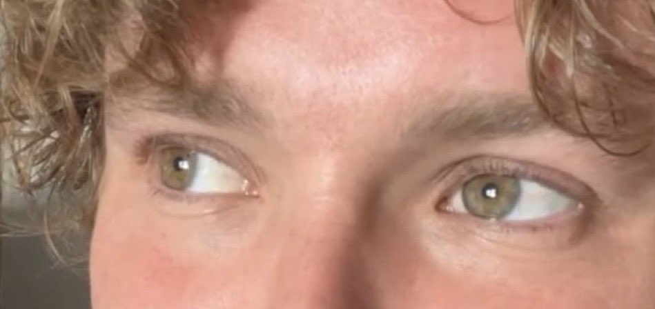 wrppedaroundmgc's tweet photo. can all ashton eye truthers unite and become one https://t.co/fELVpa3o8B