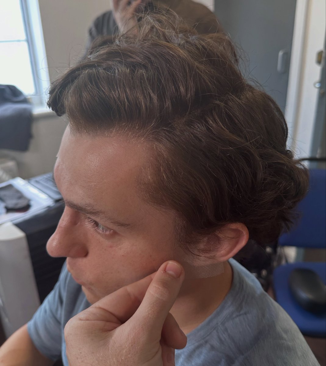 tomhollandbr's tweet photo. O cabeleireiro e especialista em perucas Samuel James Wigs compartilhou algumas imagens do Tom Holland nos bastidores de "Homem-Aranha: Um Novo Dia".

Em publicação nas redes sociais, ele confirmou que sua equipe criou uma peruca com cachos naturais para recriar o visual de Tom Holland em uma cena de flashback do filme, no qual o profissional não sabe se entrou para o corte final do filme.

📸: samuel_james_wigs_