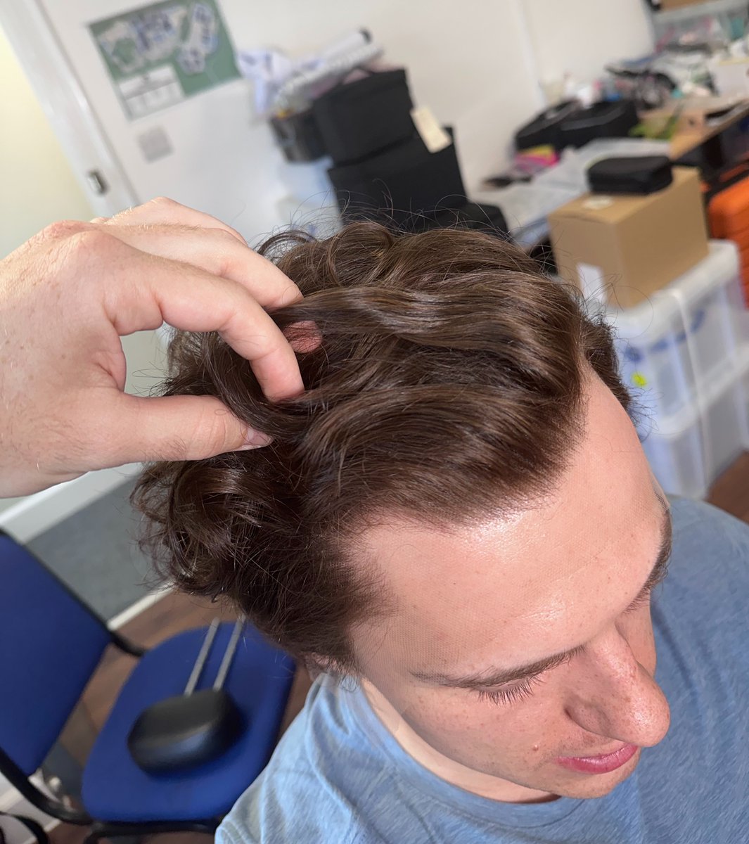 tomhollandbr's tweet photo. O cabeleireiro e especialista em perucas Samuel James Wigs compartilhou algumas imagens do Tom Holland nos bastidores de "Homem-Aranha: Um Novo Dia".

Em publicação nas redes sociais, ele confirmou que sua equipe criou uma peruca com cachos naturais para recriar o visual de Tom Holland em uma cena de flashback do filme, no qual o profissional não sabe se entrou para o corte final do filme.

📸: samuel_james_wigs_