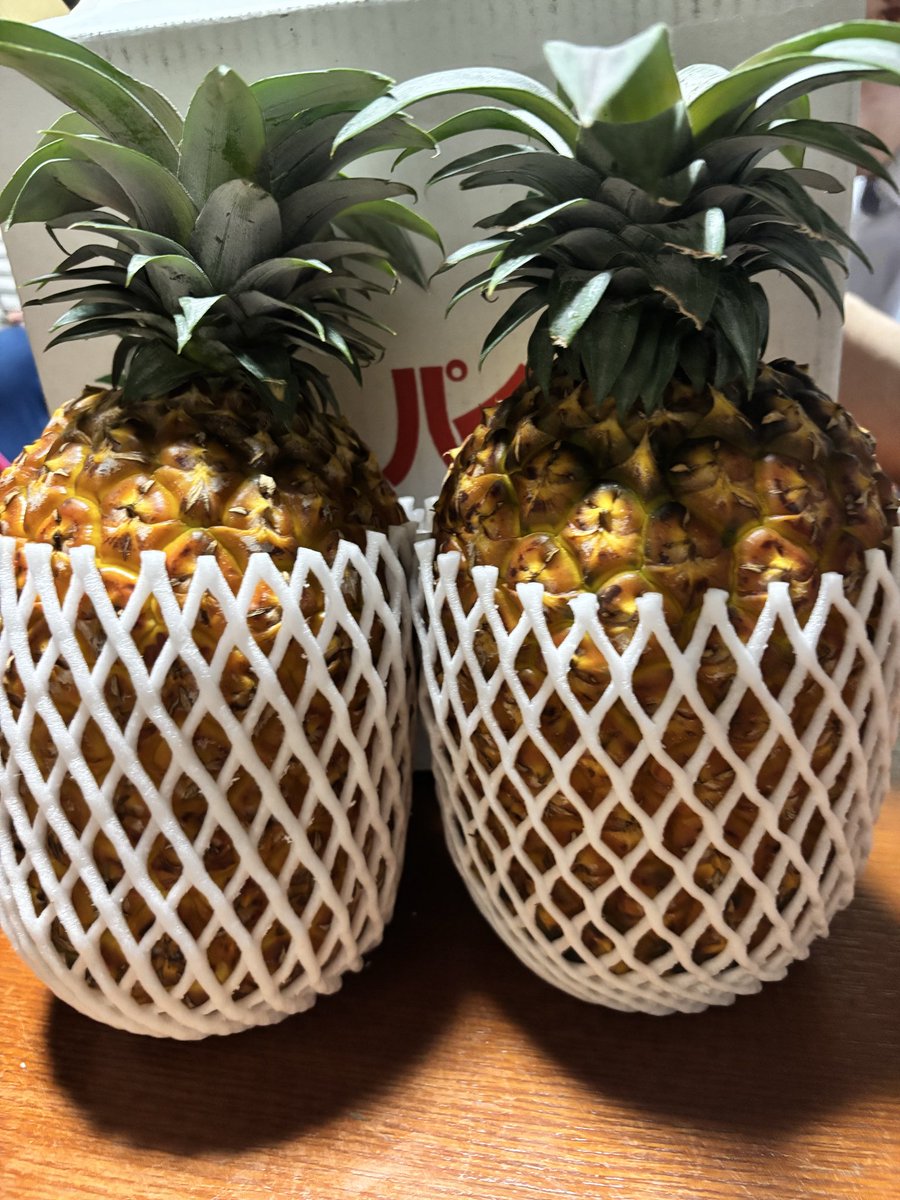 Matsu823K's tweet photo. 沖縄から届いたパイナップル🍍
ずっしり重いです。 https://t.co/sFGh1GQ3fS