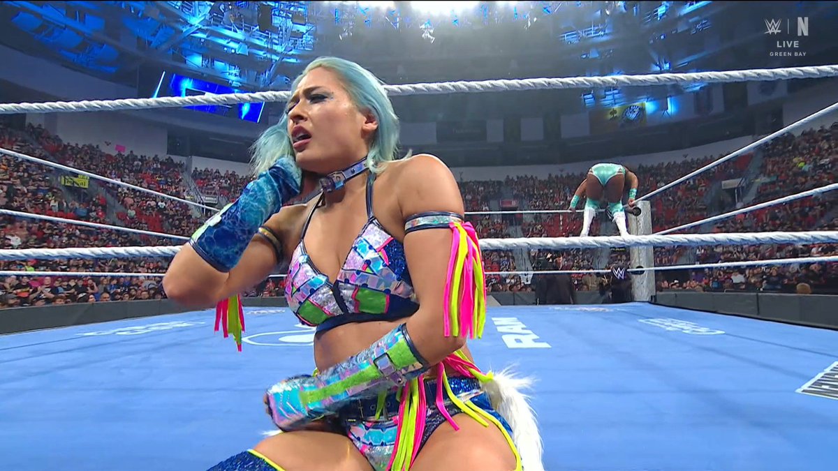 LuchaSantospty's tweet photo. La que un día fue la mejor luchadora del planeta, acaba de ser enterrada en menos de 3 minutos... Esto da asco 😔
#wwe #smackdown https://t.co/u2sYTk6Bem