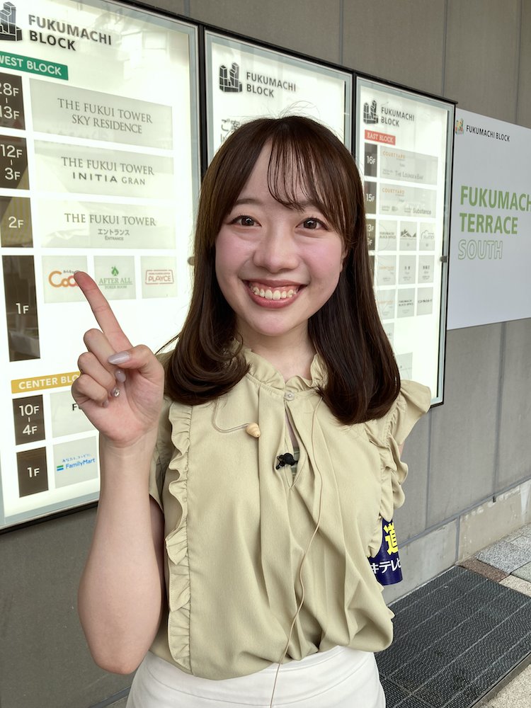 suwe_zo's tweet photo. 昨日のnewsイット、やきとりフェス中継前の #武田祐季 アナに声をかけて一枚
ポーズはイットか、CHOICE！か、それが問題だw
暑い中、駅前中継の後花火会場に移動とはお疲れ様です
※なおワタクシめは番組は涼しい自宅で見させていただきました…

#福井テレビ　#newsイット
#ふくいやきとりフェス https://t.co/29xnWuZjf9