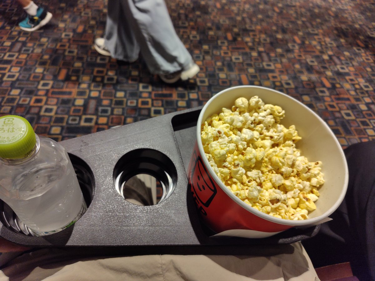semat420's tweet photo. ゆーひとちいかわ映画みるぞヽ(=´▽`=)ﾉ♥入場前にポップコーン少し食べてしまった🍿😋 https://t.co/XjvlhyJgMC