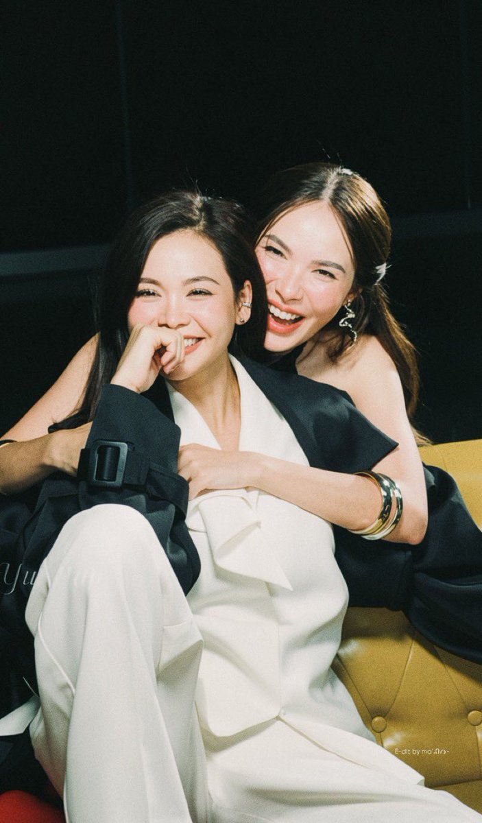 EL_Kohlarn's tweet photo. ไม่รู้จะบอกอะไีรเพราะความรู้สึกได้บอกไปหมดเเล้ว เเค่อยากจะย้ำว่า กำลังใจอยู่ตรงนี้เสมอพร้อมซัพพอตในทุกด้านไม่ว่าจะงานเดี่ยวหรืองานคู่ แก2คนเก่งมากนะ รักน๊าาาาา 🤍✨

#อิงล็อต #englot https://t.co/Mz7pNA2WqM