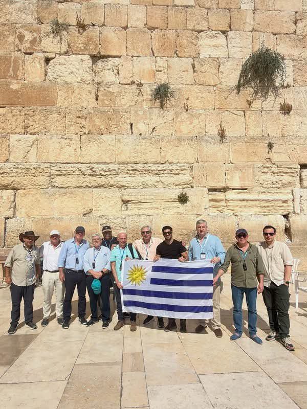claudiaaraujo04's tweet photo. Cuando te vengan a decir que ellos se preocupan por los pobres, por las infancias y por los más necesitados, vos pregúntales. Quién pagó su paseo y sus vacaciones en Israel? Con tu plata, tus aportes ellos pasean! Vos nunca les vas a importar! Así de simple! https://t.co/8aW8Y5MGxa