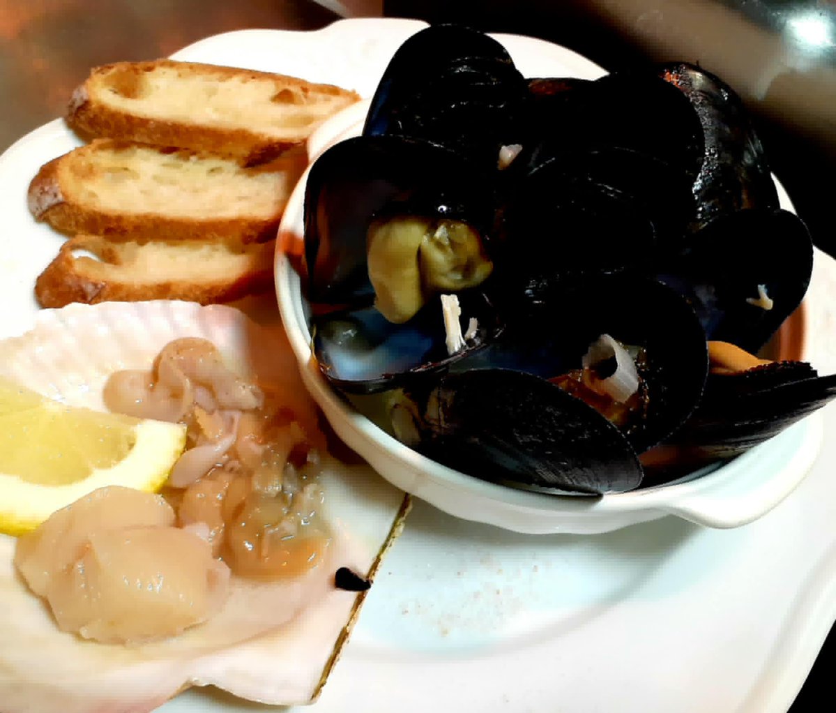 caskandstill's tweet photo. Weekend Seafood
今週末の産直シーフード
『北海道 さるふつ直送 ホタテ貝』
『青森 陸奥湾 ムール貝』
2種類の盛り合わせが大人気
オレンジワイン、サイダー(英国産林檎酒)、白ワインがお勧めのペアリング♪
#西川口 #BAR #川口 #さいたま #埼玉 #戸田 #蕨 #バー #caskandstill #ワイン https://t.co/p8YqtOnaOm