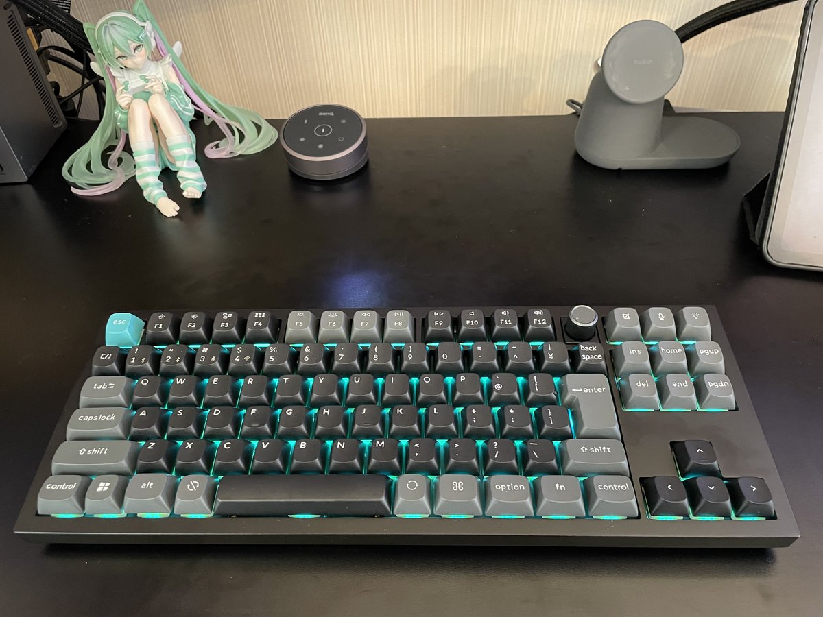 yuzuki_shine's tweet photo. Keychron Q3 Ultra 8K が仲間入り⌨️✨
秋葉原で何台も試打して、このTKLレイアウトに決定😊
打鍵感も質感も期待以上♪
Silk POM赤軸の「コトコト」感が心地いい✨
RGBはミクに合わせて淡いミントグリーンに🌿
ESCキーとの色合いもお気に入りです *ଘ(੭*◕ฺω◕ฺ)੭*ੈ
#desksetup #Keychron #Q3Ultra https://t.co/1DqnQLnIu9