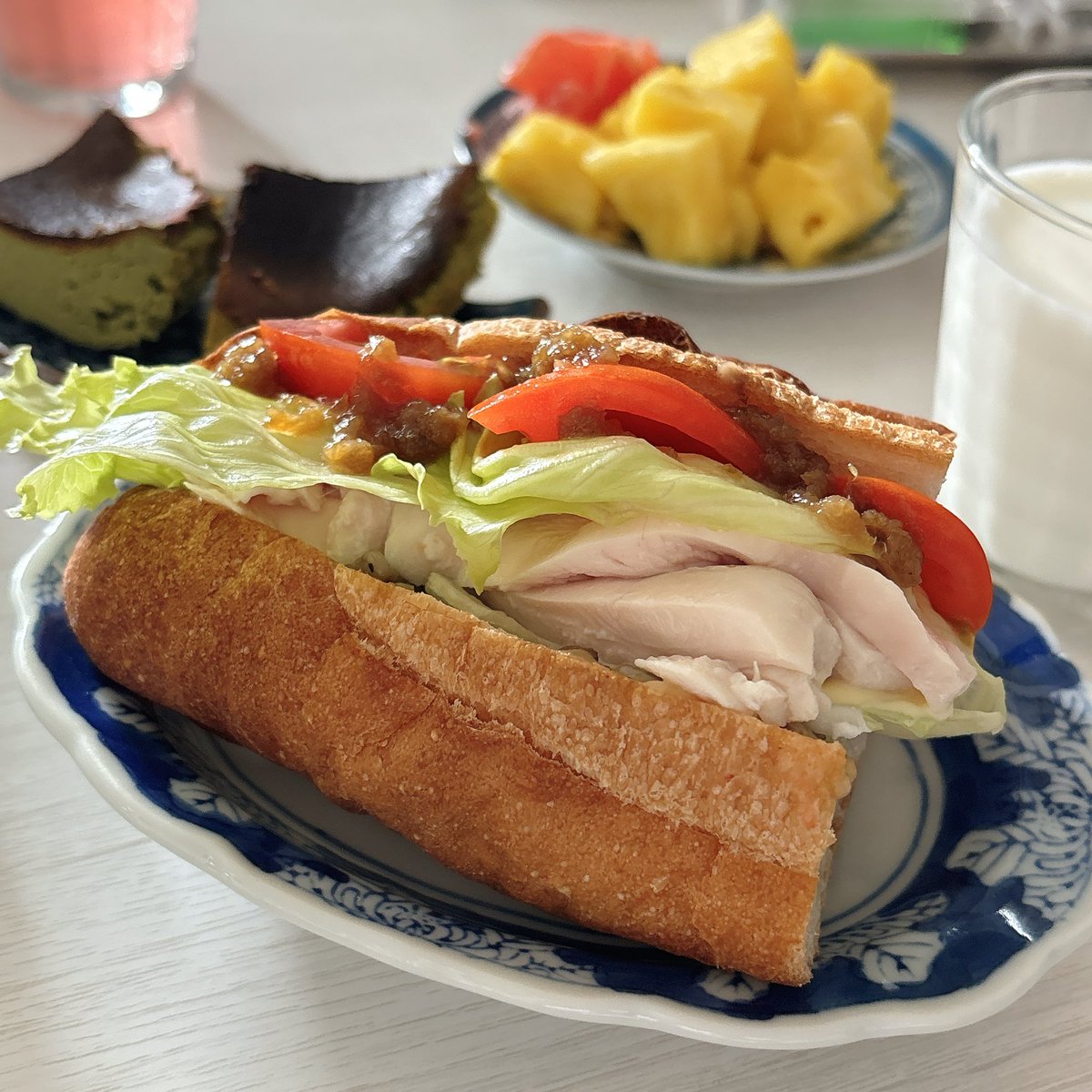 KarinKalimba's tweet photo. サラダチキンサンド、ステーキとアヒージョ、チキンビリヤニ（旦那氏作）、ちりめん山椒。
暑いです🫠 https://t.co/tZDG9UUQsb