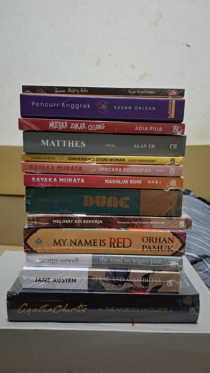 vandy_46's tweet photo. Tumpukan buku yang membuat Ibu Negara ngomel-ngomel sepanjang hari, sebagai gantinya dia minta dibelikan sepasang sepatu. 

Okelah kalau begitu 🙏😅

#TukarGulingProyek https://t.co/RO7LcdJ524