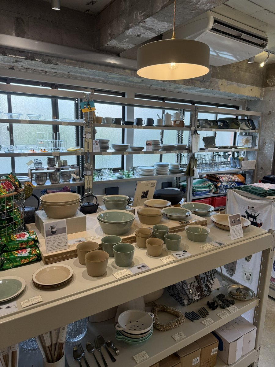 moony_mmc's tweet photo. 2階の雑貨屋さんのセンスが良すぎて、友人とうっかり散財💸 
カフェで使われていたお皿をお持ち帰り https://t.co/PaWdEuH8jM