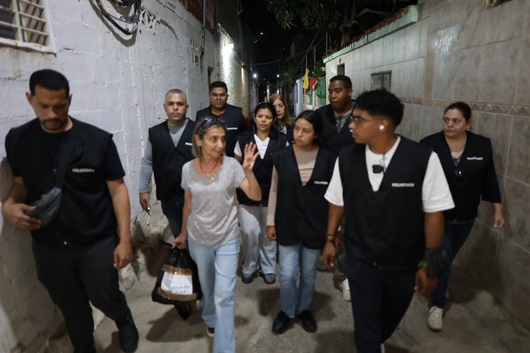 VenteVenezuela's tweet photo. Entrega de kits de alimentos en la Urbanización Atlántida, Catia La Mar. 📦🇻🇪

Frente a las necesidades de nuestro litoral, respondemos con presencia, trabajo y compromiso.

#TodosConVzla https://t.co/BuvdUZCLSI