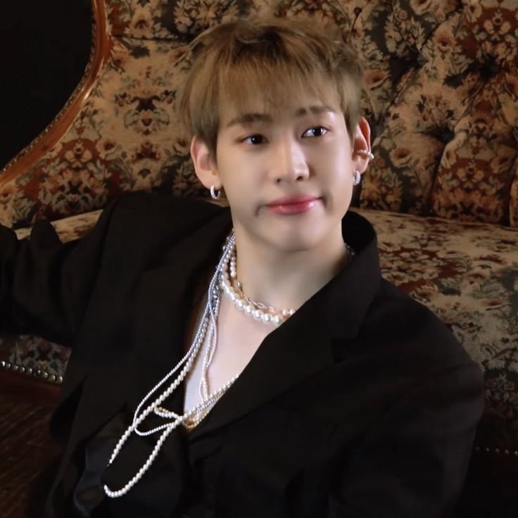 kmucorn's tweet photo. 이번에 사진 찍으면서 제일 만족스러웠던거: 

저 입술 쭉 늘리는 표정? 습관?을 좋아해서 오른쪽 사진으로 워치 배경화면도 했었는데. 그걸 현장에서 말아주시면 제가 어케 안찍을까요 https://t.co/cbBW8Lz2dd