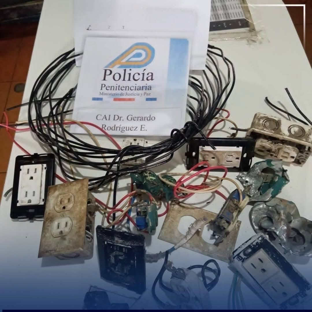 liberaltico's tweet photo. 🚨 ÚLTIMA HORA: CIERRE DEFINITIVO DEL CALL CENTER DE LA REFORMA 🚨

Con profundo pesar informamos que el reconocido “Call Center La Reforma” cesó oficialmente sus operaciones, luego de que sus principales herramientas de trabajo dejaran de funcionar.
Lamentablemente, por culpa de este gobierno, cientos de privados de libertad quedaron sin su principal fuente de ingresos. Muchas “familias” ya no podrán recibir depósitos producto de estafas telefónicas ni de extorsiones a personas inocentes.

Esperamos reacciones fuertes de los defensores del pueblo para que pronto se restauren estos derechos fundamentales a los reos. En la lucha:  @plncr @FrenteAmplio @AbrilGordienko @ClaudiaDobles