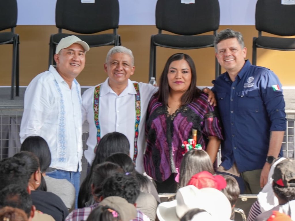 Nino_Morales1's tweet photo. En Santiago Suchilquitongo, cuna de la mayor diversidad del maíz, acompañamos a nuestra presidenta @Claudiashein, y al gobernador @salomonj en la presentación del Plan Nacional Maíz Nativo: "El maíz es la raíz".

Este programa fortalece la conservación, producción y comercialización del maíz nativo. Nunca antes se había destinado una inversión de esta magnitud para fortalecer el campo oaxaqueño. 

Gracias al compromiso de nuestro gobernador y al respaldo del Gobierno de México, las y los productores cuentan con un apoyo histórico para seguir sembrando el futuro de Oaxaca.

#NinoMorales #Morena #SenadorDeTerritorio