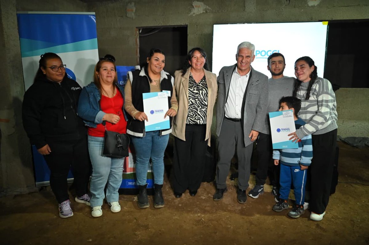 GobernadorSL's tweet photo. 🏡 En Villa de la Quebrada confirmamos que el 21 de diciembre entregaremos diez viviendas del programa 'Tenemos Futuro'.

Además, familias recibieron las escrituras definitivas de sus hogares a través de 'Escriturá tu Casa'. https://t.co/oUxxsuwBoz