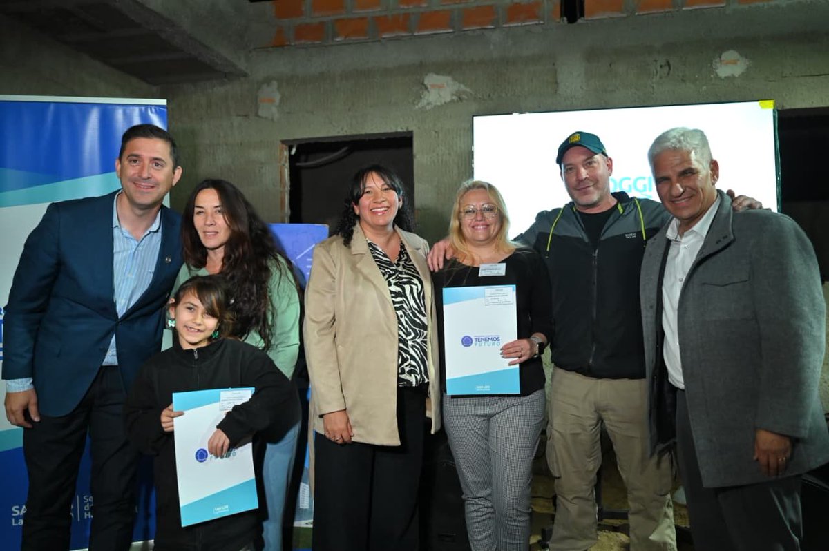 GobernadorSL's tweet photo. 🏡 En Villa de la Quebrada confirmamos que el 21 de diciembre entregaremos diez viviendas del programa 'Tenemos Futuro'.

Además, familias recibieron las escrituras definitivas de sus hogares a través de 'Escriturá tu Casa'. https://t.co/oUxxsuwBoz