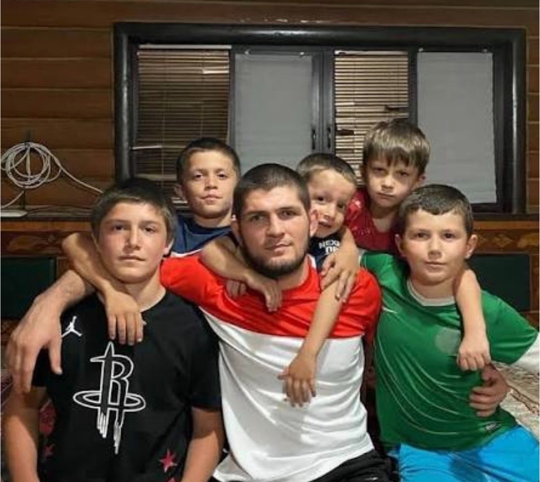 concatenarsim's tweet photo. Khabib Nurmagomedov foi convidado para um torneio beneficente de wrestling para arrecadar fundos para crianças órfãs do Daguestão.

Uma criança de 9 anos iria tentar 10 quedas nele e a cada queda concluída seria doado 20 mil euros para os orfanatos da região. 

Khabib defendeu todas as quedas.