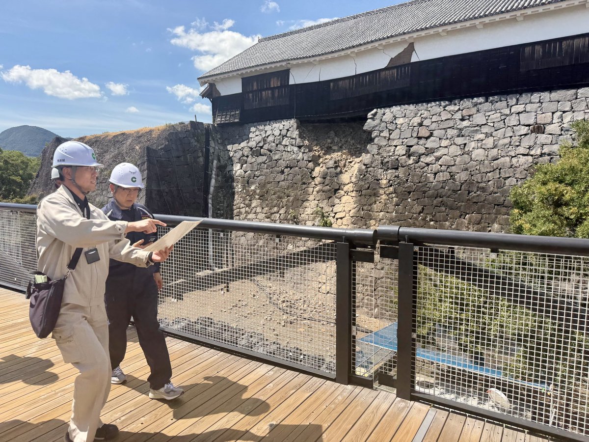 K_Onishi's tweet photo. 🏯熊本城の被害状況を視察しました。

前回の熊本地震で何とか耐えた石垣なども、今回の令和8年熊本地震で新たに崩落しており、改めて被害の大きさを実感しました。熊本城の復旧の道のりは、さらに厳しいものとなりました。

ただ、不幸中の幸いだったのは、地震発生時、天守閣を含む城内には約400人の方がいらっしゃいましたが、負傷者が一人も出なかったことです。

これは、前回の地震を教訓に天守閣の耐震化を進めてきたこと、見学ルートの安全対策を徹底してきたこと、石垣には崩落防止ネットなどの安全対策を講じてきたこと、そして職員が迅速かつ的確に避難誘導を行ったことなど、これまで積み重ねてきた防災・安全対策の成果でもあったと思います。

現在、被災状況の詳細な調査と安全確認を進めています。一日も早く再び皆さんを熊本城にお迎えできるよう、全力で復旧に取り組んでまいります。

全国から「熊本城を応援したい」と復興城主へお申し込みをいただいており、大変心強く、感謝の気持ちでいっぱいです。

熊本城は必ず復活させます！

私たちも全力を尽くしますので、引き続き温かいご支援をよろしくお願いいたします。