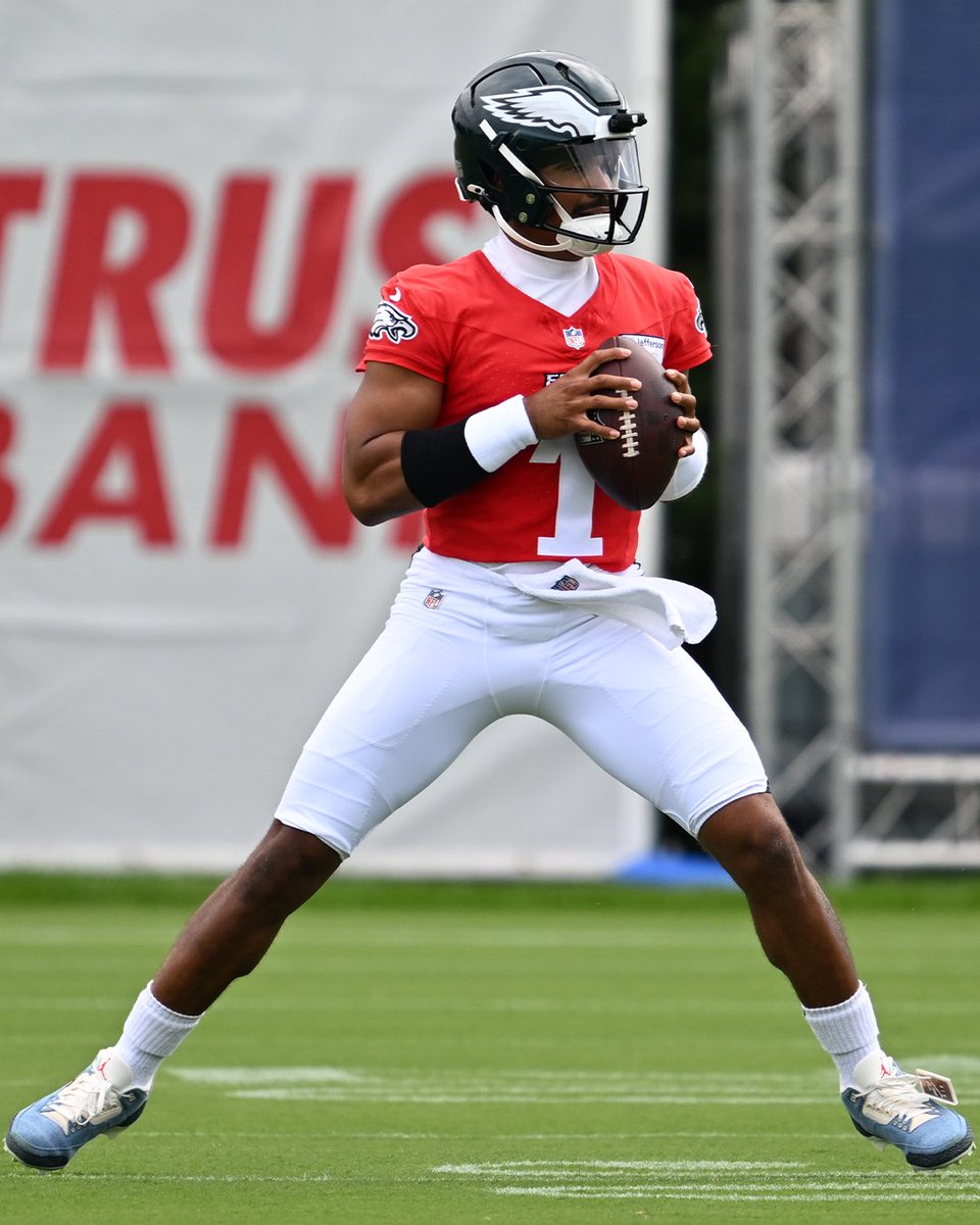 ComplexSneakers's tweet photo. Jalen Hurts rocking the Levi’s x Air Jordan 3 cleat during the Philadelphia Eagles training camp 🦅🏈

Philly fans, how we feeling going into this season? 

📸: Getty https://t.co/QaLLuUJdzu