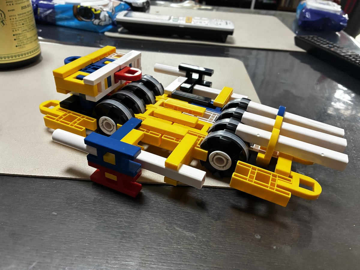 shinji_rgm79's tweet photo. 4歳児がロマン固まりみたいなマシンをリブロックで製作
宇宙戦艦ヤマトの艦載機みたい（笑）
最近、創作意欲が湧いて来たら一心不乱に一気に組み上げていく
そのゾーンに入ってる時の目つきや手の動きは芸術家みたい https://t.co/Avn5vjq7qy