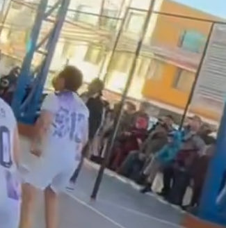 lvaroCalle4's tweet photo. @LoroHomero @pabelml @amcquito Le queda bien el morado “camuflado” con el blanco!

@LoroHomero  ya puede calificar la gestión del presidente a le falta otro partidito de voley ? https://t.co/a5DaPH7Jfm