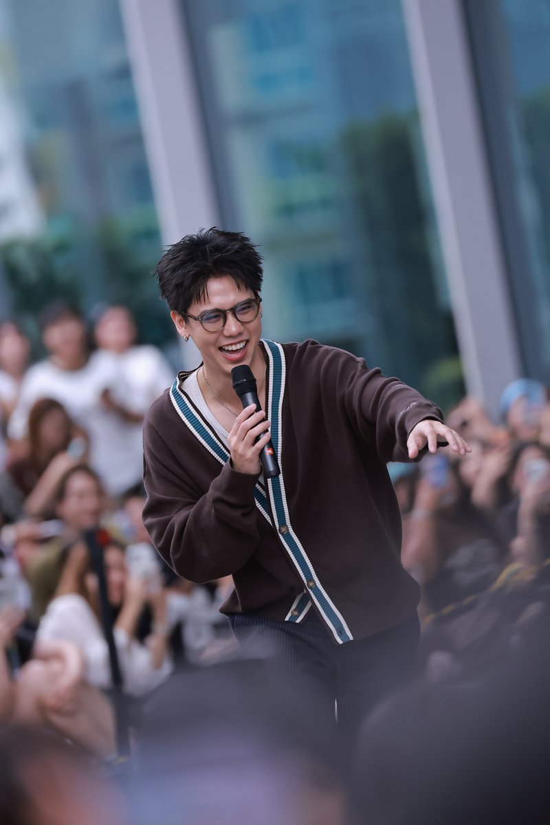 haritfanclub's tweet photo. He looks so happy when he’s surrounded by his fans.
#งานมหกรรมนิยายนานาชาติ2026xSingChimon
#ssingss #张翊昕 #SingHarit #ซิงหฤษฎ์ https://t.co/SKVwA1zO1e