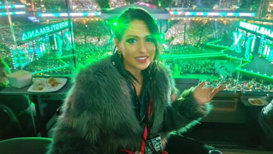 BASINGSEGRAPS's tweet photo. She was so excited to be there man fuck WWE https://t.co/gK0nyKfJjf