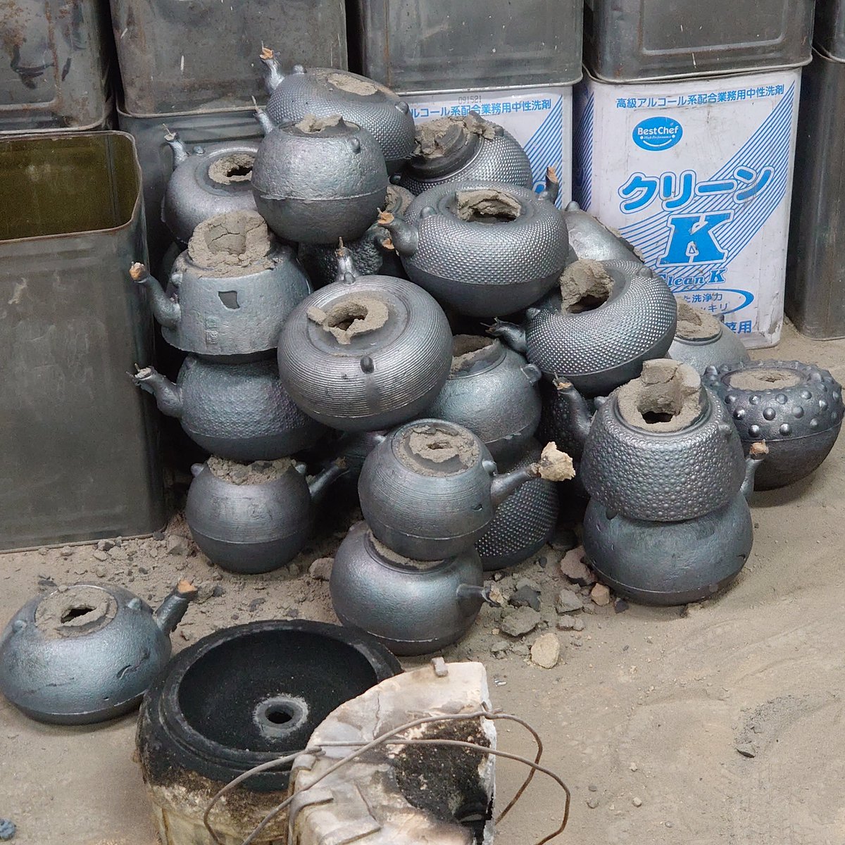 kunzan_kobo's tweet photo. 今日の熔解作業、無事終了！
お疲れ様でした！ https://t.co/TIsP0VsWf9