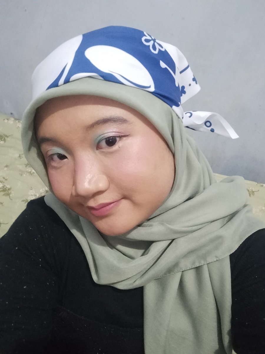 loaflylily's tweet photo. sampai hari di mana aku berani keluar rumah pake eyeshadow warna warni mentereng ituh https://t.co/8Qz1BtQKIb