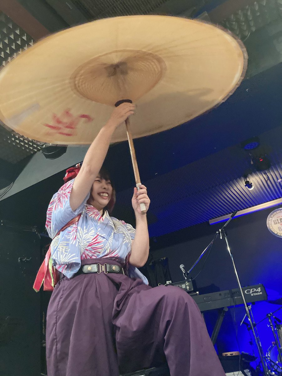 rinz3113's tweet photo. きのうのライブでのお写真📷KANNAさんとドラマー2ショを撮ってもらってうれしい☺️☺️
あとAINAさん(リハ)にローアングラーおじさんした。もっとローアングルに拘ればよかった。ありがとうございました！ https://t.co/v10RHNx565