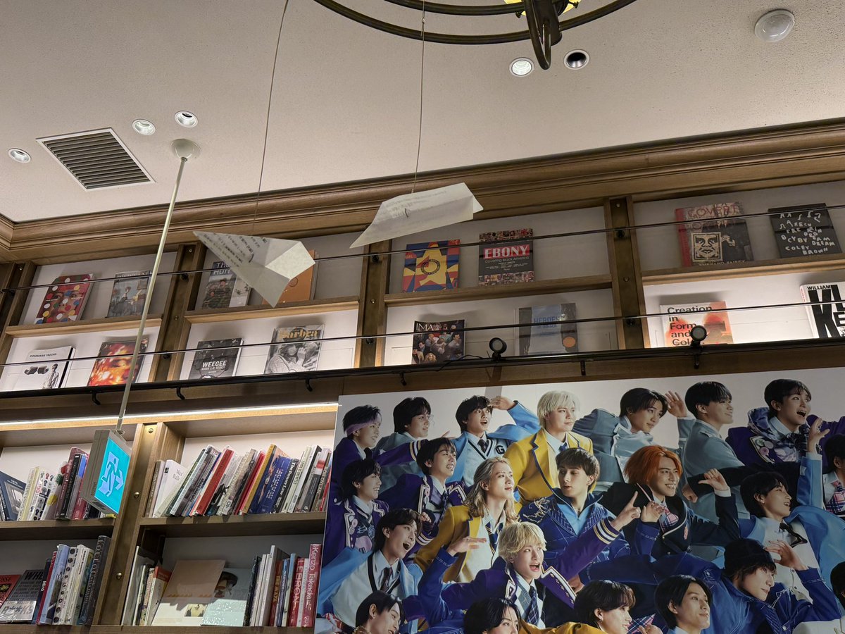 SHIBUYATSUTAYA's tweet photo. ／
本日スタート！
「Yes! 駆け込め! 僕らのEBiSTORE」
店内の様子をチラ見せ👀
＼

会場内にはたくさんのパネル、
そして本棚の各所には

「EBiDAN THE LIVE 2026 15th Anniversary ミニフォト〜隣の席セット〜」

の撮影時に使用した小物も展示中🎾📔
全部見つけられるかな？！👀

#EBiDAN 
#Yes_EBiDAN15th