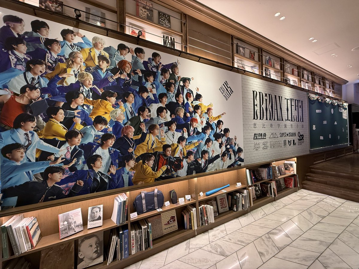 SHIBUYATSUTAYA's tweet photo. ／
本日スタート！
「Yes! 駆け込め! 僕らのEBiSTORE」
店内の様子をチラ見せ👀
＼

会場内にはたくさんのパネル、
そして本棚の各所には

「EBiDAN THE LIVE 2026 15th Anniversary ミニフォト〜隣の席セット〜」

の撮影時に使用した小物も展示中🎾📔
全部見つけられるかな？！👀

#EBiDAN 
#Yes_EBiDAN15th