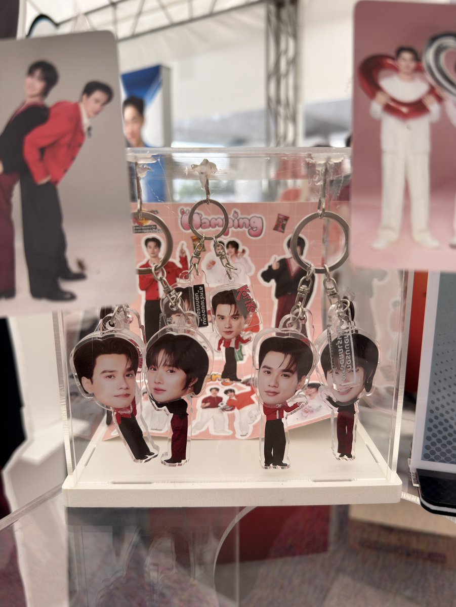 Koriko_Official's tweet photo. 🥷 พี่นินจามาแล้ววว! 💚

แวะมาเจอกันได้ที่งาน DMD sport day บูธ S2  👋✨

🎉 อย่าลืมมาร่วมกิจกรรม “ลุ้นล้วงรับโชค”
🛍️ ซื้อสินค้า Koriko ครบทุก 100 บาท รับ 1 สิทธิ์

🎁 พร้อมลุ้นรับของรางวัลสุด Exclusive อย่าง เสื้อโอ๋เอ๋ พร้อมลายเซ็น เก่ง-น้ำปิง ที่มีเฉพาะในงานเท่านั้น! , การ์ด 3D เก่ง-น้ำปิง , Magnet เก่ง-น้ำปิง และอื่นๆอีกมากมาย

💖 วันนี้ไม่ว่าคุณจะเชียร์ Pink Power 💗
💚 หรือ Green Monster 💚

ก็มาอร่อยนอกกรอบกับ Koriko แล้วสนุกไปด้วยกันที่บูธ S2 นะ!

#Koriko
#โกริโกะอร่อยนอกกรอบกับเก่งน้ำปิง
#โกริโกะสาหร่ายของคนนอกกรอบ
#โกริโกะอร่อยทะลุกรอบ
#ฉีกกรอบอร่อยกับโกริโกะ
#DMDsportday2026
#กีฬาสีดูมันดิ2026