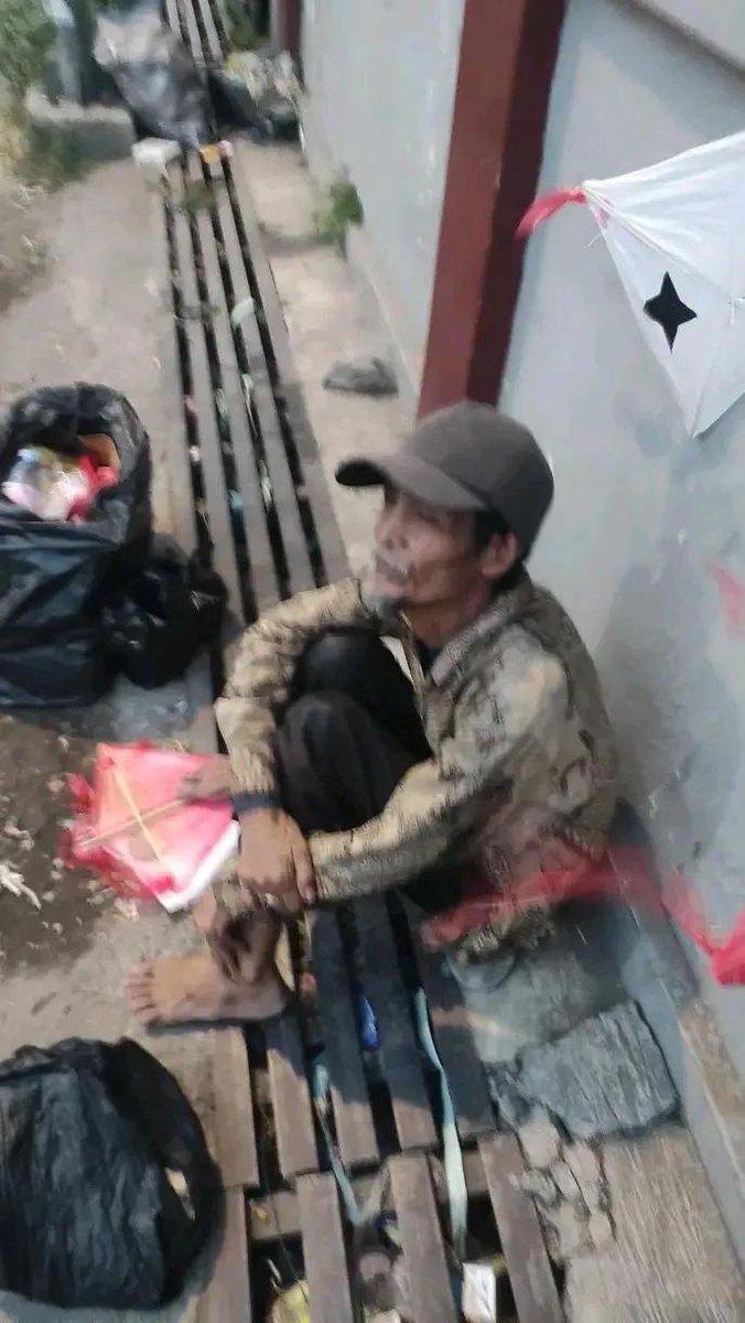 LiaAfri03881071's tweet photo. nangiss banget pagi ini 😭😭 td aku ketemu Abah jualan layangan di pasar induk Caringin, harga satunya 3rb, kadang sehari laku kadang nggaa, kalo pun laku ga lebih dr 10🥹 abahnya cerita punya 2 anak perempuan tapi udh pada nikah, skrg Abah tinggal dijalanan tidurnya di depan ruko2, abahnya kalo malem dia jualan di jalan pemakaman umum borib cibolerang🥹 kalo temen2 ketemu Abah ini tolong bantu di lariskan yaa atau kalo ada rejeki lebih bisa kasih abahnya ,terimakasih guys ♥️
cc: ndrmysr89