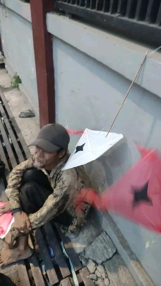 LiaAfri03881071's tweet photo. nangiss banget pagi ini 😭😭 td aku ketemu Abah jualan layangan di pasar induk Caringin, harga satunya 3rb, kadang sehari laku kadang nggaa, kalo pun laku ga lebih dr 10🥹 abahnya cerita punya 2 anak perempuan tapi udh pada nikah, skrg Abah tinggal dijalanan tidurnya di depan ruko2, abahnya kalo malem dia jualan di jalan pemakaman umum borib cibolerang🥹 kalo temen2 ketemu Abah ini tolong bantu di lariskan yaa atau kalo ada rejeki lebih bisa kasih abahnya ,terimakasih guys ♥️
cc: ndrmysr89