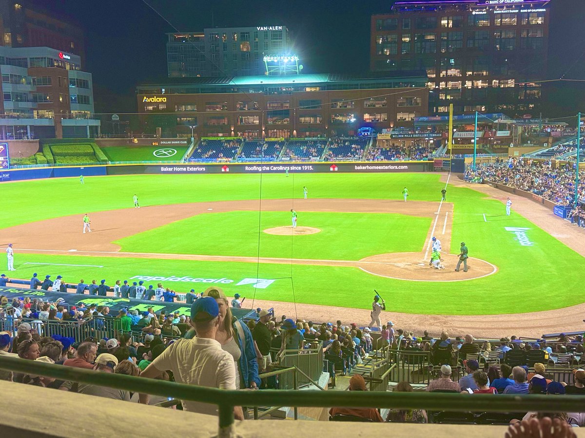 herperfectgig's tweet photo. Great way to end the weekβ¦β€οΈβΎ
Just me, my guy, and a little Friday night baseball magic. ..β¨π
Great night under the lights at the @DurhamBulls stadium! ποΈβΎοΈ
#SuiteLife #HomeRun #BullDurham https://t.co/UJyXrZs9Wu